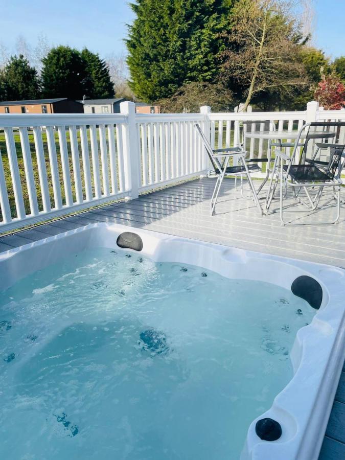 Brians Lodge With Hot Tub 波克灵顿 外观 照片