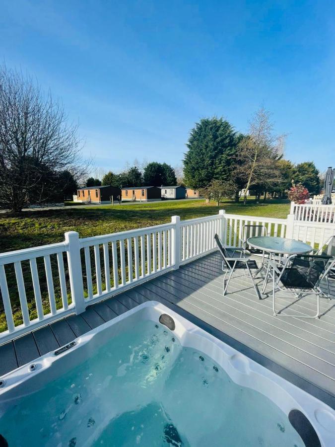 Brians Lodge With Hot Tub 波克灵顿 外观 照片